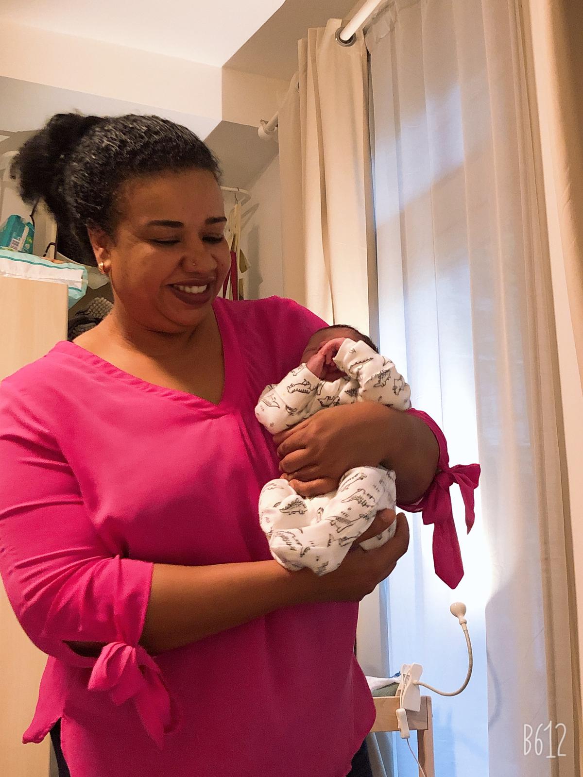 Maha van Flex Kraamzorg houdt een pasgeboren baby vast β professionele kraamverzorging